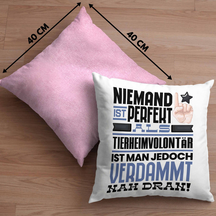 Tierheimvolontär Geschenk Kissen mit Füllung 40x40 Lustige Geschenkidee für Tierheimvolontär Geburtstag Niemand Ist Perfekt Aber Als Tierheimvolontär Ist Man Nah Dran (Grau) Rosa Trendation