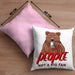 Lustige Bär-Kissen mit Füllung 40x40 Spruch "People - Not A Big Fan" (Grau) Rosa Trendation