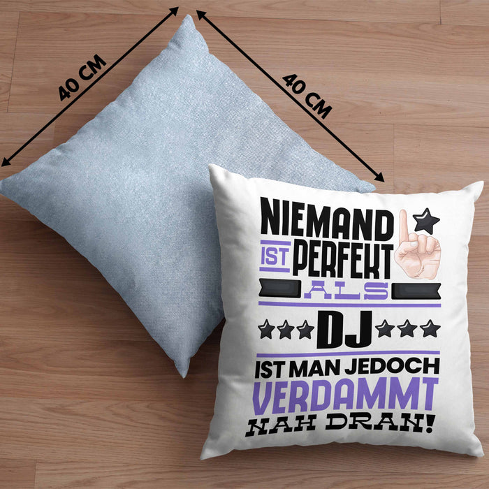DJ Geschenk Kissen mit Füllung 40x40 Lustige Geschenkidee für DJ Geburtstag Niemand Ist Perfekt Aber Als DJ Ist Man Nah Dran (Grau) Blau Trendation