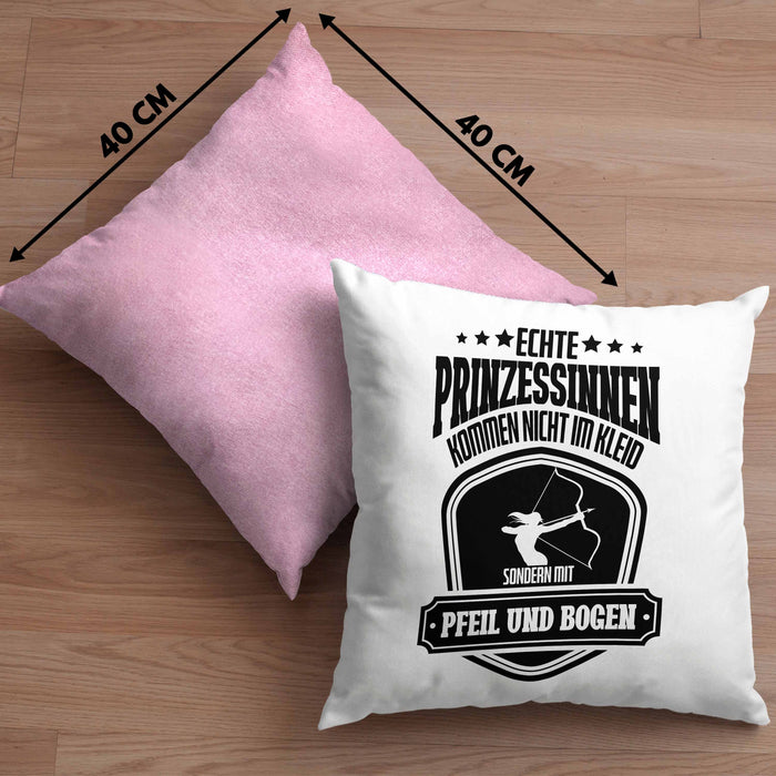 Lustige Bogenschützin Kissen mit Füllung 40x40 mit Spruch Geschenk Frauen Bogenschießen Pfeil und Bogen Motiv (Grau) Rosa Trendation