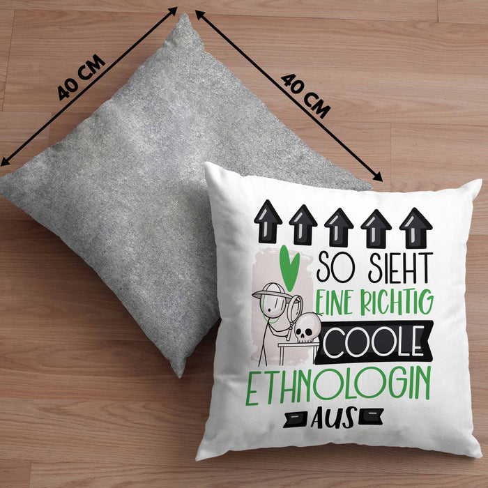 Ethnologin Geschenk Kissen mit Füllung 40x40 Geschenkidee für Ethnologin Geburtstag Weihnachten Spruch So Sieht Eine Richtig Coole Ethnologin Aus (Grau) Grau Trendation