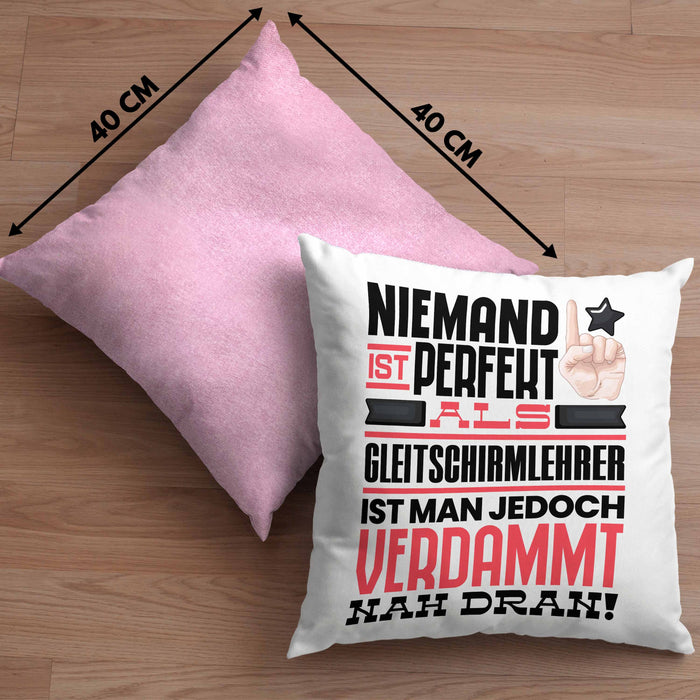 Gleitschirmlehrer Geschenk Kissen mit Füllung 40x40 Lustige Geschenkidee für Gleitschirmlehrer Geburtstag Niemand Ist Perfekt Aber Als Gleitschirmlehrer Ist Man Nah Dran (Grau) Rosa Trendation