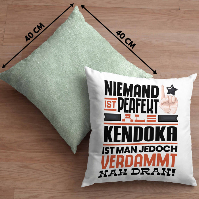 Kendoka Geschenk Kissen mit Füllung 40x40 Lustige Geschenkidee für Kendoka Geburtstag Niemand Ist Perfekt Aber Als Kendoka Ist Man Nah Dran (Grau) Grün Trendation