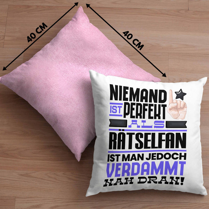 Rätselfan Geschenk Kissen mit Füllung 40x40 Lustige Geschenkidee für Rätselfan Geburtstag Niemand Ist Perfekt Aber Als Rätselfan Ist Man Nah Dran (Grau) Rosa Trendation