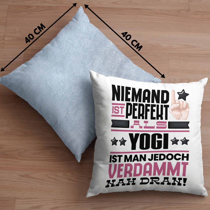 Yogi Geschenk Kissen mit Füllung 40x40 Lustige Geschenkidee für Yogi Geburtstag Niemand Ist Perfekt Aber Als Yogi Ist Man Nah Dran (Grau) Blau Trendation