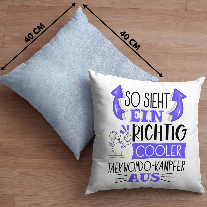 So Sieht Ein Richtig Cooler Taekwondo-Kämpfer Aus Geschenk Kissen mit Füllung 40x40 Lustiger Spruch Geschenkidee (Grau) Blau Trendation