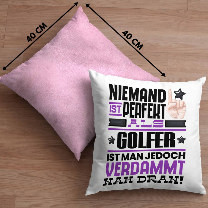 Golfer Geschenk Kissen mit Füllung 40x40 Lustige Geschenkidee für Golfer Geburtstag Niemand Ist Perfekt Aber Als Golfer Ist Man Nah Dran (Grau) Rosa Trendation
