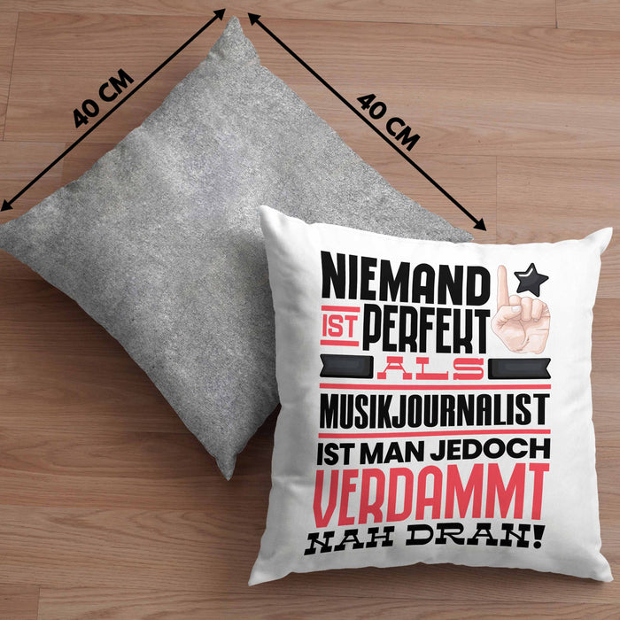Musikjournalist Geschenk Kissen mit Füllung 40x40 Lustige Geschenkidee für Musikjournalist Geburtstag Niemand Ist Perfekt Aber Als Musikjournalist Ist Man Nah Dran (Grau) Grau Trendation