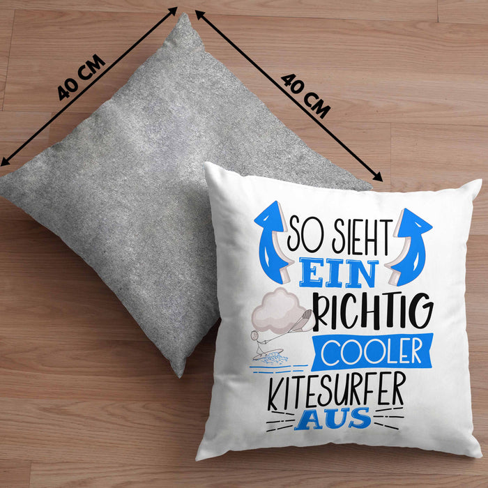 So Sieht Ein Richtig Cooler Kitesurfer Aus Geschenk Kissen mit Füllung 40x40 Lustiger Spruch Geschenkidee (Grau) Grau Trendation