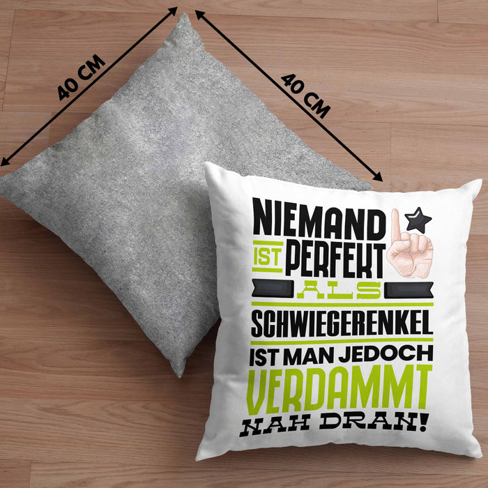 Schwiegerenkel Geschenk Kissen mit Füllung 40x40 Lustige Geschenkidee für Schwiegerenkel Geburtstag Niemand Ist Perfekt Aber Als Schwiegerenkel Ist Man Nah Dran (Grau) Grau Trendation