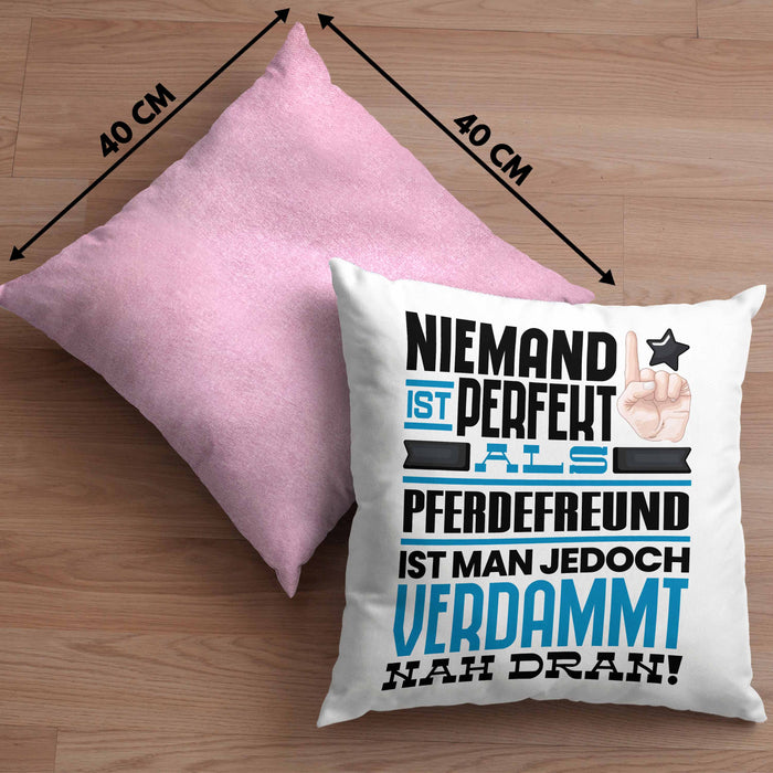 Pferdefreund Geschenk Kissen mit Füllung 40x40 Lustige Geschenkidee für Pferdefreund Geburtstag Niemand Ist Perfekt Aber Als Pferdefreund Ist Man Nah Dran (Grau) Rosa Trendation