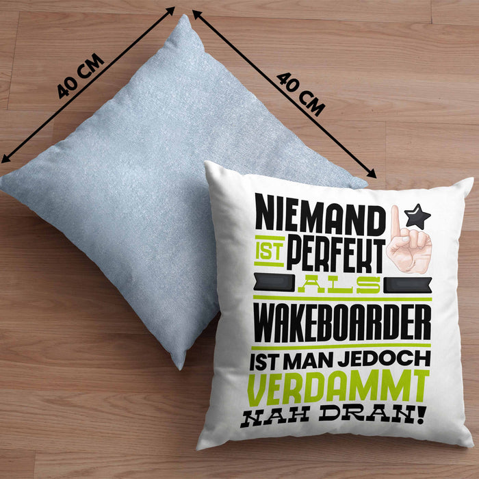 Wakeboarder Geschenk Kissen mit Füllung 40x40 Lustige Geschenkidee für Wakeboarder Geburtstag Niemand Ist Perfekt Aber Als Wakeboarder Ist Man Nah Dran (Grau) Blau Trendation
