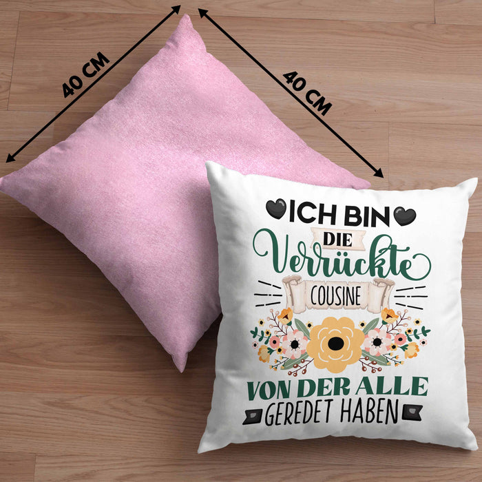 Cousine Kissen mit Füllung 40x40 Geschenk Lustiger Spruch Geschenkidee Ich Bin Die Verrückte Cousine Von Der Alle Geredet Haben (Grau) Rosa Trendation