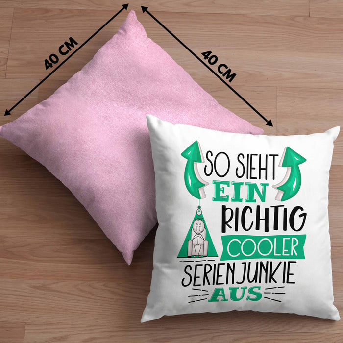 So Sieht Ein Richtig Cooler Serienjunkie Aus Geschenk Kissen mit Füllung 40x40 Lustiger Spruch Geschenkidee (Grau) Rosa Trendation