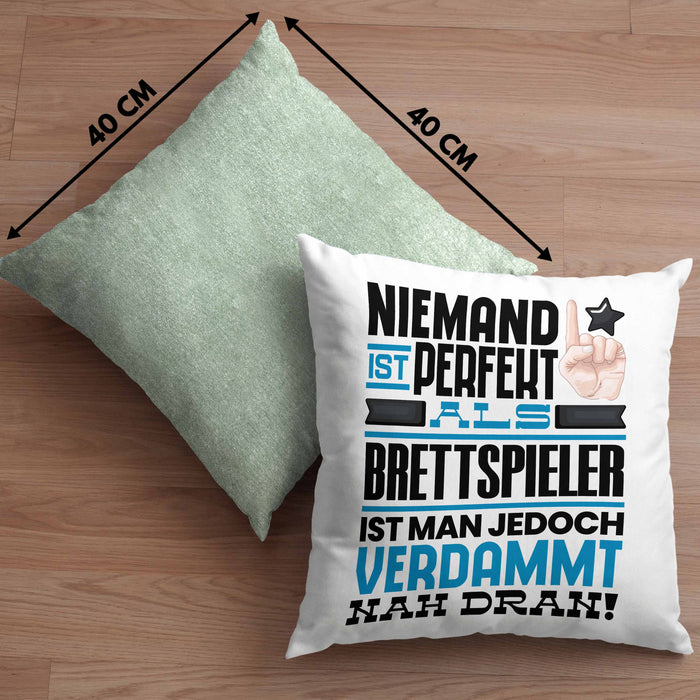 Brettspieler Geschenk Kissen mit Füllung 40x40 Lustige Geschenkidee für Brettspieler Geburtstag Niemand Ist Perfekt Aber Als Brettspieler Ist Man Nah Dran (Grau) Grün Trendation