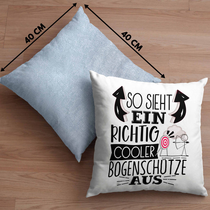 Bogenschütze Kissen mit Füllung 40x40 Geschenk So Sieht Ein Richtig Cooler Bogenschütze Aus Geschenkidee Spruch Lustig (Grau) Blau Trendation