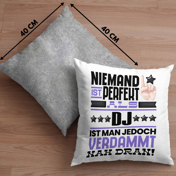 DJ Geschenk Kissen mit Füllung 40x40 Lustige Geschenkidee für DJ Geburtstag Niemand Ist Perfekt Aber Als DJ Ist Man Nah Dran (Grau) Grau Trendation