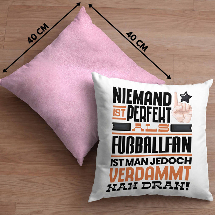 Fußballfan Geschenk Kissen mit Füllung 40x40 Lustige Geschenkidee für Fußballfan Geburtstag Niemand Ist Perfekt Aber Als Fußballfan Ist Man Nah Dran (Grau) Rosa Trendation