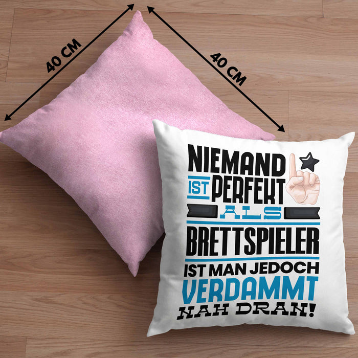 Brettspieler Geschenk Kissen mit Füllung 40x40 Lustige Geschenkidee für Brettspieler Geburtstag Niemand Ist Perfekt Aber Als Brettspieler Ist Man Nah Dran (Grau) Rosa Trendation