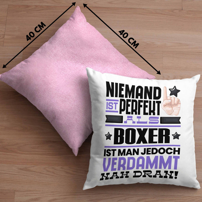 Boxer Geschenk Kissen mit Füllung 40x40 Lustige Geschenkidee für Boxer Geburtstag Niemand Ist Perfekt Aber Als Boxer Ist Man Nah Dran (Grau) Rosa Trendation
