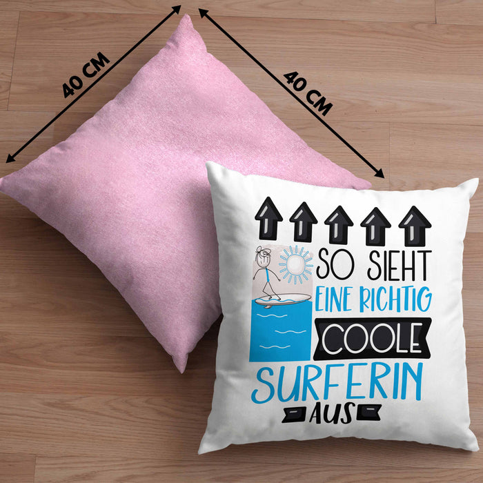 Surferin Geschenk Kissen mit Füllung 40x40 Lustig Geschenkidee für Surferin Geburtstag So Sieht Eine Richtig Coole Surferin Aus Frauen Spruch (Grau) Rosa Trendation