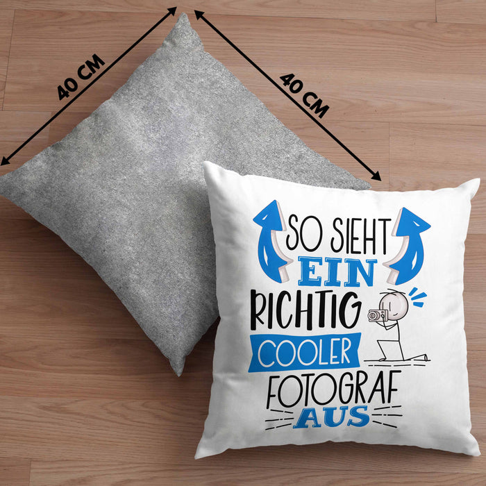 Fotograf Kissen mit Füllung 40x40 Geschenk So Sieht Ein RIchtig Cooler Fotograf Aus Geschenkidee Lustiger Spruch Geburtstag (Grau) Grau Trendation