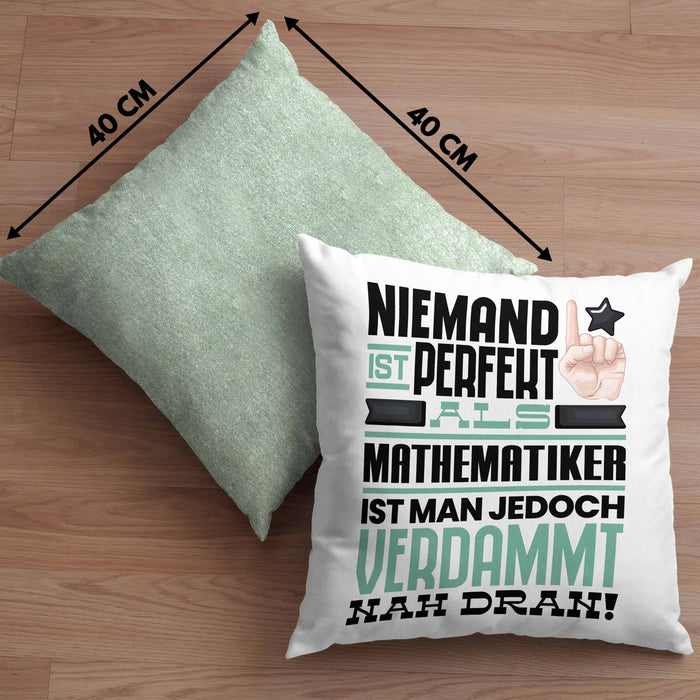 Mathematiker Geschenk Kissen mit Füllung 40x40 Lustige Geschenkidee für Mathematiker Geburtstag Niemand Ist Perfekt Aber Als Mathematiker Ist Man Nah Dran (Grau) Grün Trendation