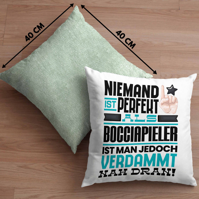 Bocciapieler Geschenk Kissen mit Füllung 40x40 Lustige Geschenkidee für Bocciapieler Geburtstag Niemand Ist Perfekt Aber Als Bocciapieler Ist Man Nah Dran (Grau) Grün Trendation