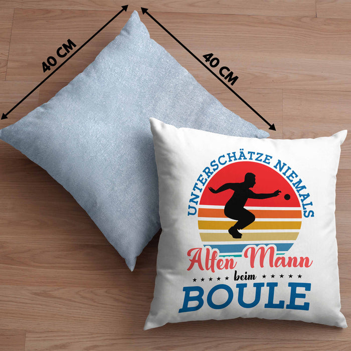 Boule Kissen mit Füllung 40x40 für Boule-Spieler als Geschenkidee Spruch Unterschätze Niemals Einen Alten Mann Beim Boule (Grau) Blau Trendation