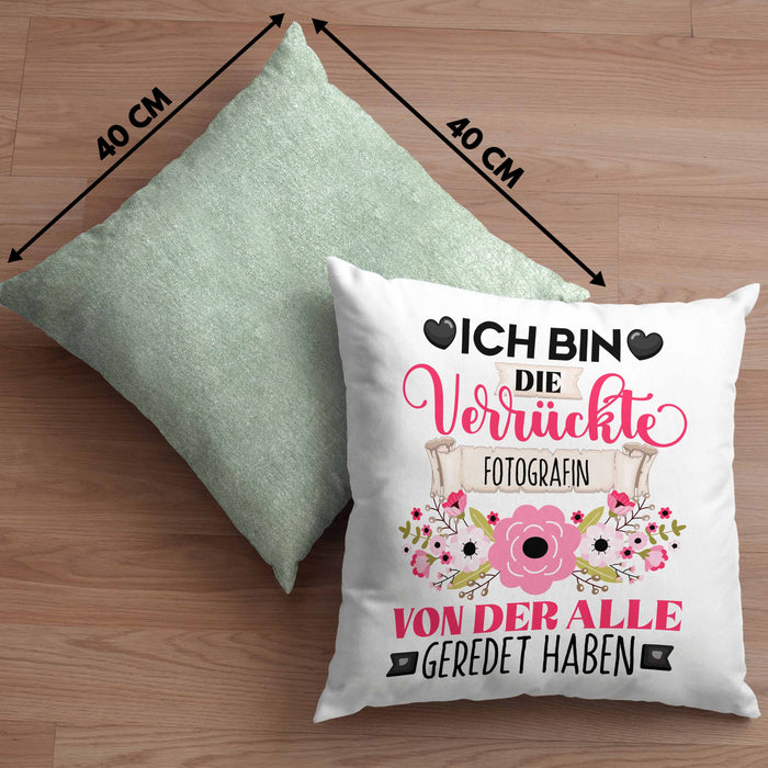 Photografin Kissen mit Füllung 40x40 Geschenk Lustiger Spruch Geschenkidee Ich Bin Die Verrückte Photografin Von Der Alle Geredet Haben (Grau) Grün Trendation