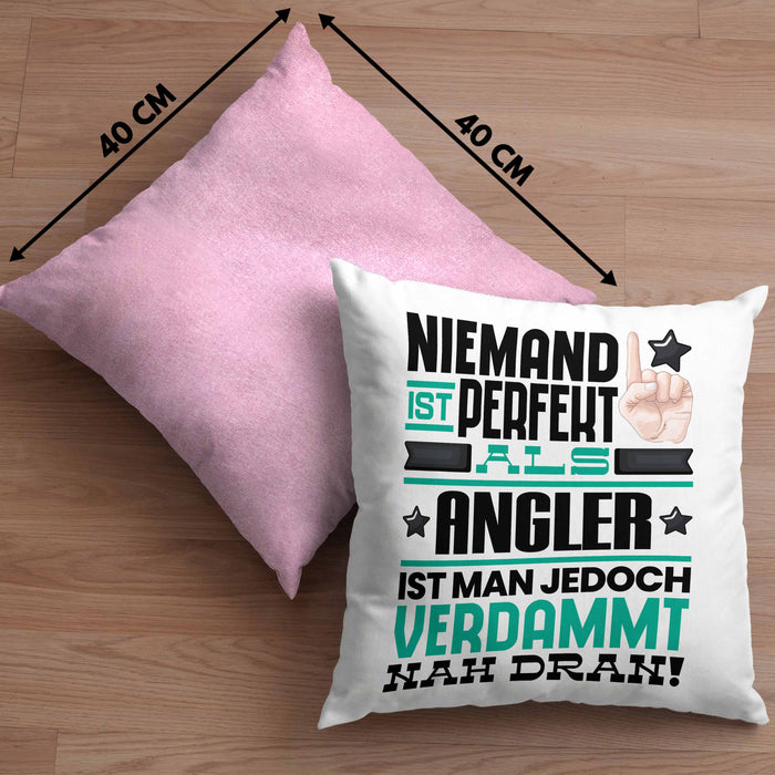 Angler Geschenk Kissen mit Füllung 40x40 Lustige Geschenkidee für Angler Geburtstag Niemand Ist Perfekt Aber Als Angler Ist Man Nah Dran (Grau) Rosa Trendation