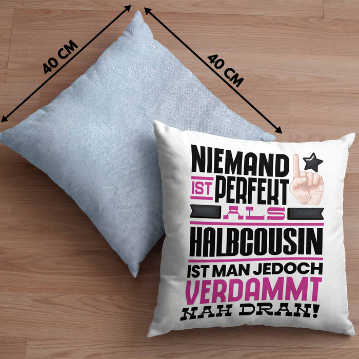 Halbcousin Geschenk Kissen mit Füllung 40x40 Lustige Geschenkidee für Halbcousin Geburtstag Niemand Ist Perfekt Aber Als Halbcousin Ist Man Nah Dran (Grau) Blau Trendation