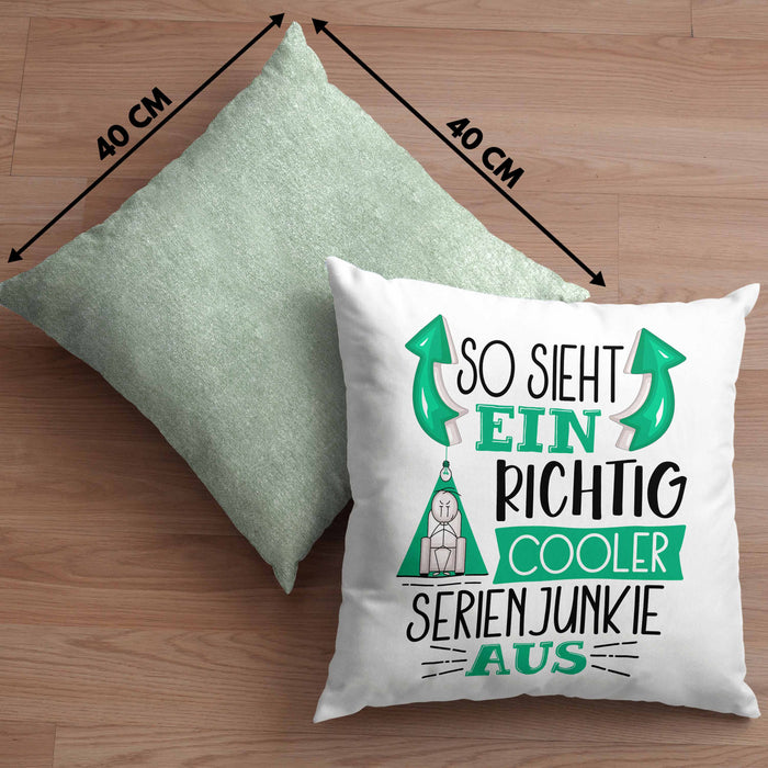 So Sieht Ein Richtig Cooler Serienjunkie Aus Geschenk Kissen mit Füllung 40x40 Lustiger Spruch Geschenkidee (Grau) Grün Trendation