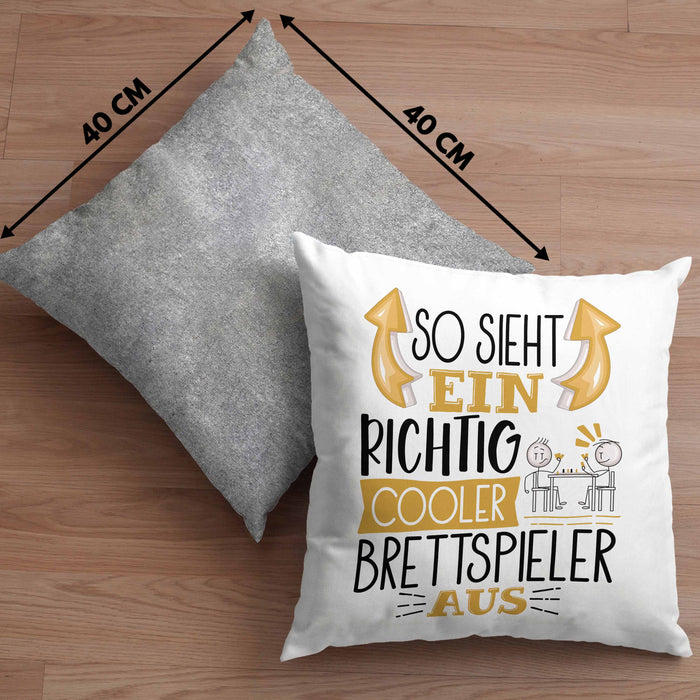 So Sieht Ein Richtig Cooler Brettspieler Aus Geschenk Kissen mit Füllung 40x40 Lustiger Spruch Geschenkidee (Grau) Grau Trendation