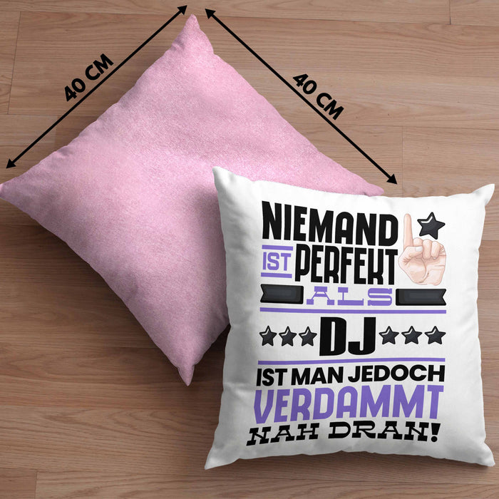 DJ Geschenk Kissen mit Füllung 40x40 Lustige Geschenkidee für DJ Geburtstag Niemand Ist Perfekt Aber Als DJ Ist Man Nah Dran (Grau) Rosa Trendation