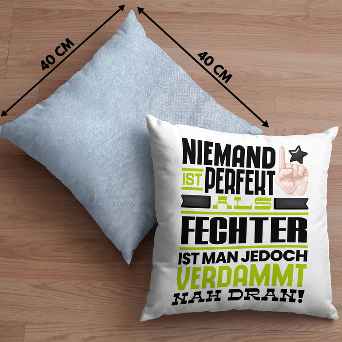 Fechter Geschenk Kissen mit Füllung 40x40 Lustige Geschenkidee für Fechter Geburtstag Niemand Ist Perfekt Aber Als Fechter Ist Man Nah Dran (Grau) Blau Trendation