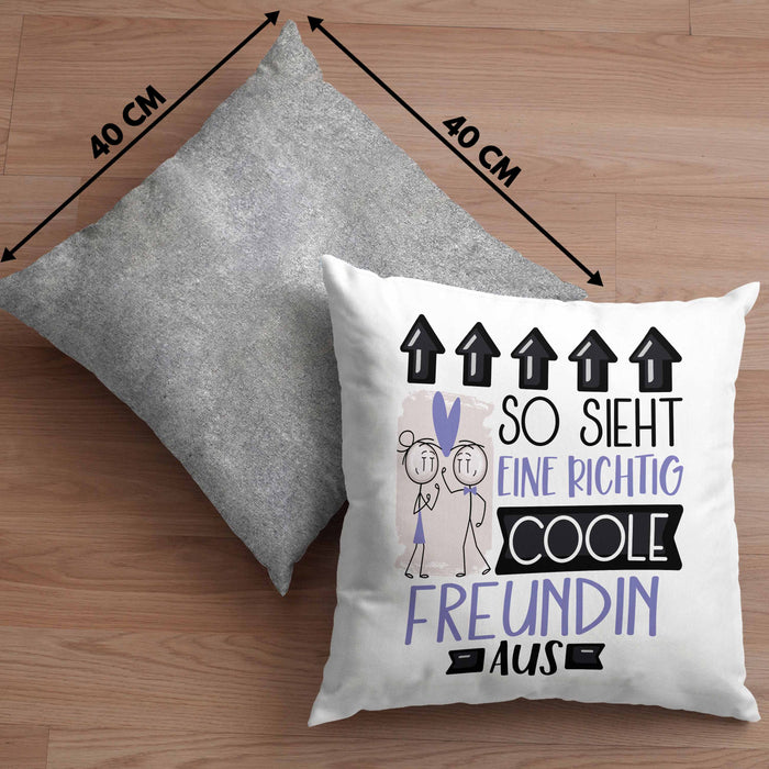 Freundin Geschenk Kissen mit Füllung 40x40 Lustig Geschenkidee für Freundin Geburtstag So Sieht Eine Richtig Coole Freundin Aus Frauen Spruch (Grau) Grau Trendation