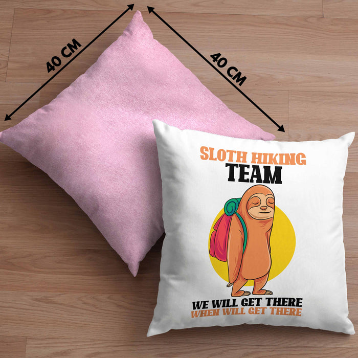 Sloth Hiking Team Kissen mit Füllung 40x40 Geschenk Lustiger Spruch Wander Berge We Will Get There When We Get There Geschenkidee Geburtstag (Grau) Rosa Trendation