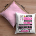 Ingenieur Geschenk Kissen mit Füllung 40x40 Lustiger Spruch Erheben Sie Sich Der Ingenieur Betritt den Raum (Grau) Rosa Trendation