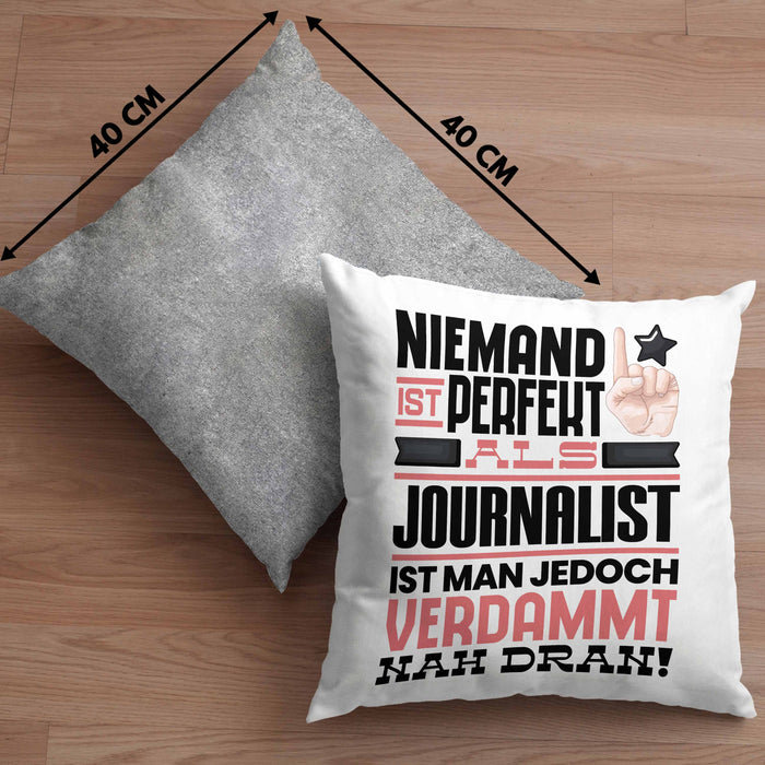 Journalist Geschenk Kissen mit Füllung 40x40 Lustige Geschenkidee für Journalist Geburtstag Niemand Ist Perfekt Aber Als Journalist Ist Man Nah Dran (Grau) Grau Trendation
