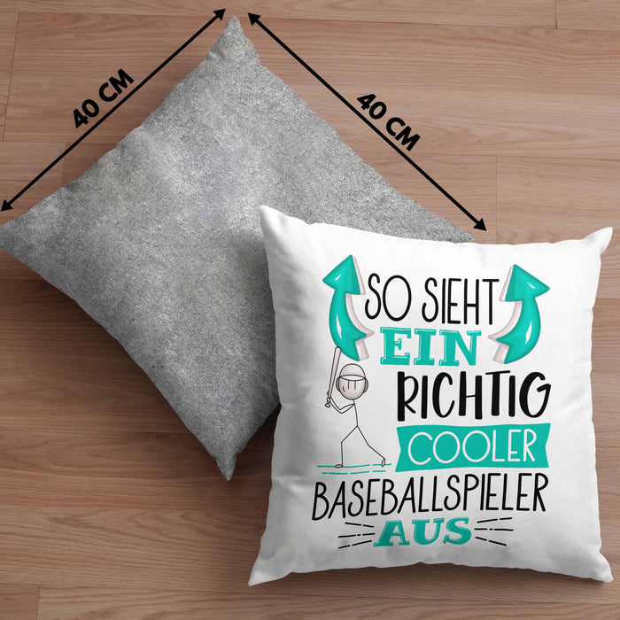 So Sieht Ein Richtig Cooler Baseballspieler Aus Geschenk Kissen mit Füllung 40x40 Lustiger Spruch Geschenkidee (Grau) Grau Trendation
