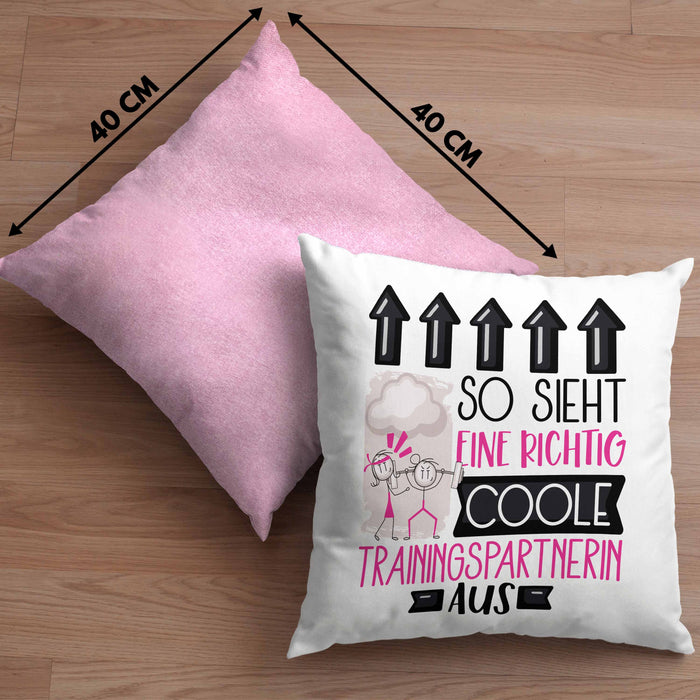 Trainingspartnerin Geschenk Kissen mit Füllung 40x40 Lustig Geschenkidee für Trainingspartnerin Geburtstag So Sieht Eine Richtig Coole Trainingspartnerin Aus Frauen Spruch (Grau) Rosa Trendation