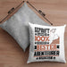 Abenteurer Geschenk Lustiger Spruch für Abenteurer Geschenkidee Bester Abenteurer Der WeltKissen mit Füllung 40x40 (Grau) Grau Trendation