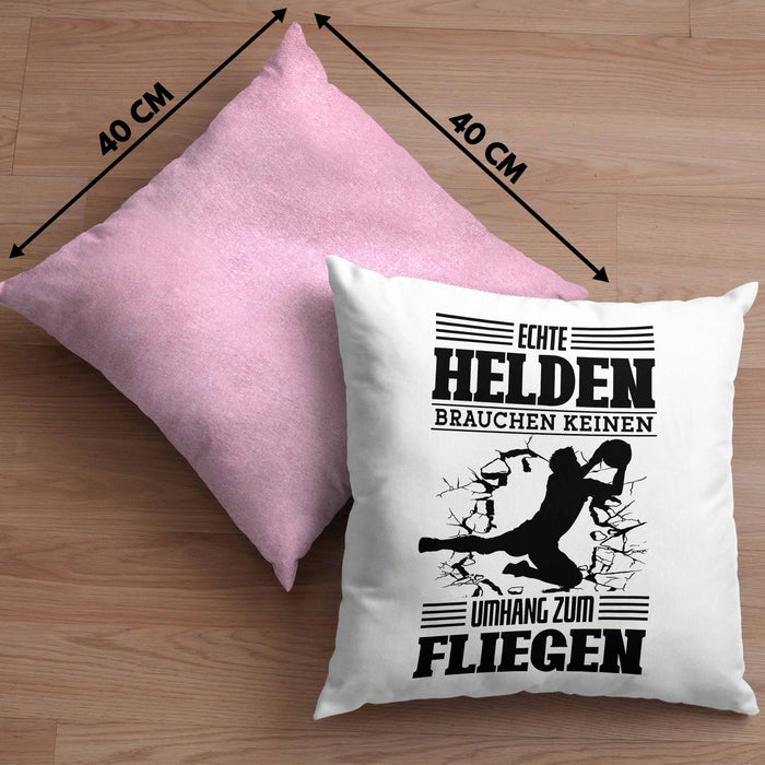 Torwart Kissen mit Füllung 40x40 Geschenk Spruch Lustig Echte Helden Brauchen Keinen Umhang zum Fliegen Geschenkidee Geburtstag Fußball (Grau) Rosa Trendation