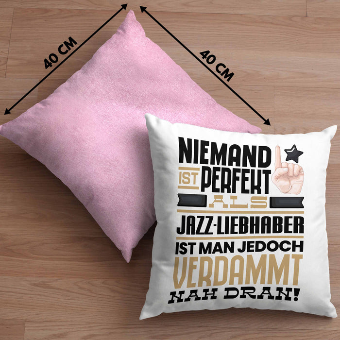 Jazz-Liebhaber Geschenk Kissen mit Füllung 40x40 Lustige Geschenkidee für Jazz-Liebhaber Geburtstag Niemand Ist Perfekt Aber Als Jazz-Liebhaber Ist Man Nah Dran (Grau) Rosa Trendation