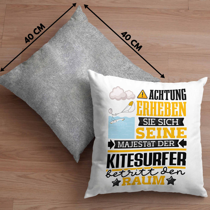 Kitesurfer Geschenk Kissen mit Füllung 40x40 Lustiger Spruch Erheben Sie Sich Der Kitesurfer Betritt den Raum (Grau) Grau Trendation