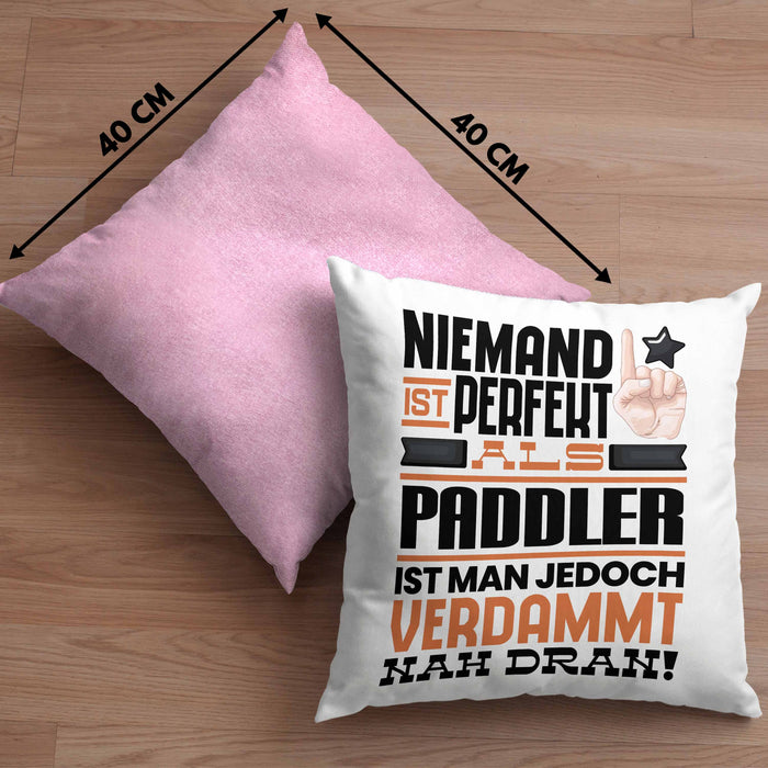 Paddler Geschenk Kissen mit Füllung 40x40 Lustige Geschenkidee für Paddler Geburtstag Niemand Ist Perfekt Aber Als Paddler Ist Man Nah Dran (Grau) Rosa Trendation