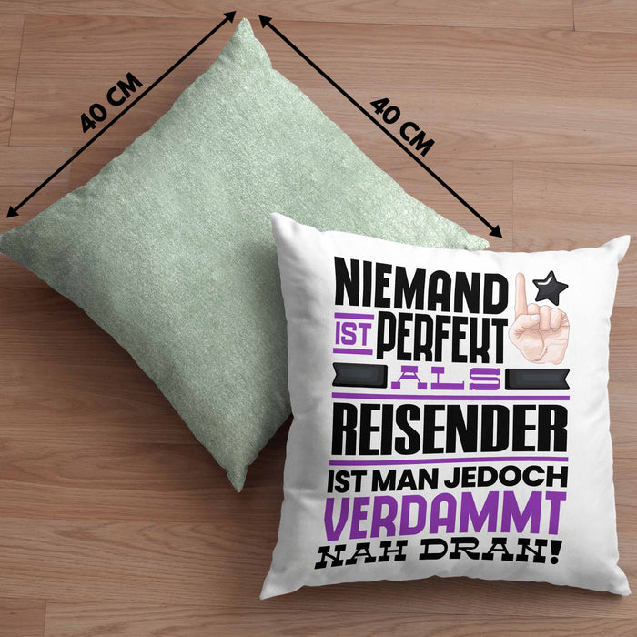 Reisender Geschenk Kissen mit Füllung 40x40 Lustige Geschenkidee für Reisender Geburtstag Niemand Ist Perfekt Aber Als Reisender Ist Man Nah Dran (Grau) Grün Trendation
