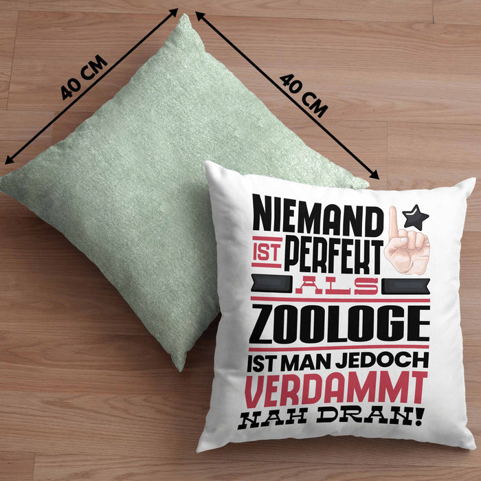 Zoologe Geschenk Kissen mit Füllung 40x40 Lustige Geschenkidee für Zoologe Geburtstag Niemand Ist Perfekt Aber Als Zoologe Ist Man Nah Dran (Grau) Grün Trendation