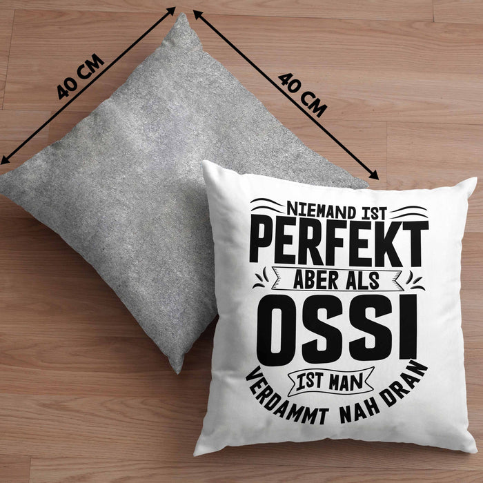 Ossi Kissen mit Füllung 40x40 Geschenk Ostdeutschland Niemand Ist Perfekt Aber Als Ossi Ist Man Nah Dran (Grau) Grau Trendation